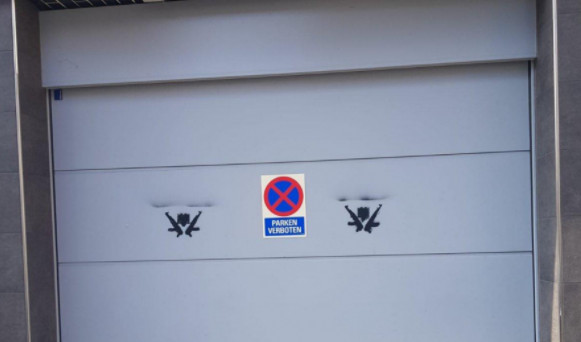 UČK PONOVO UDARA NA SRBE! Na zgradi konzulata Srbije osvanuo skandalozan grafit!