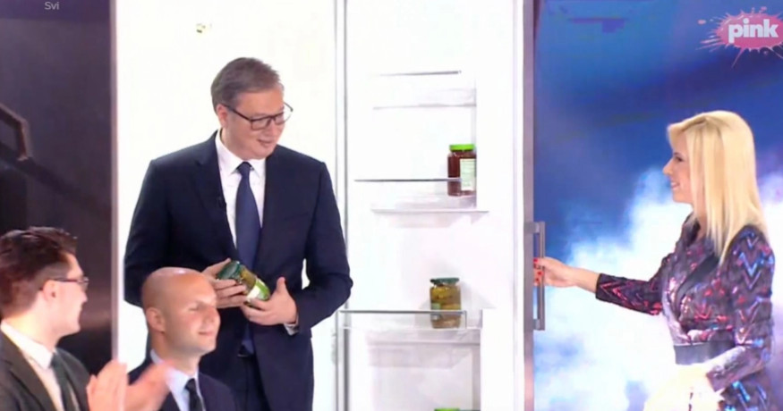 VUČIĆ IZAŠAO IZ FRIŽIDERA Predsjednik Srbije nasmijao sve u studiju! (VIDEO)