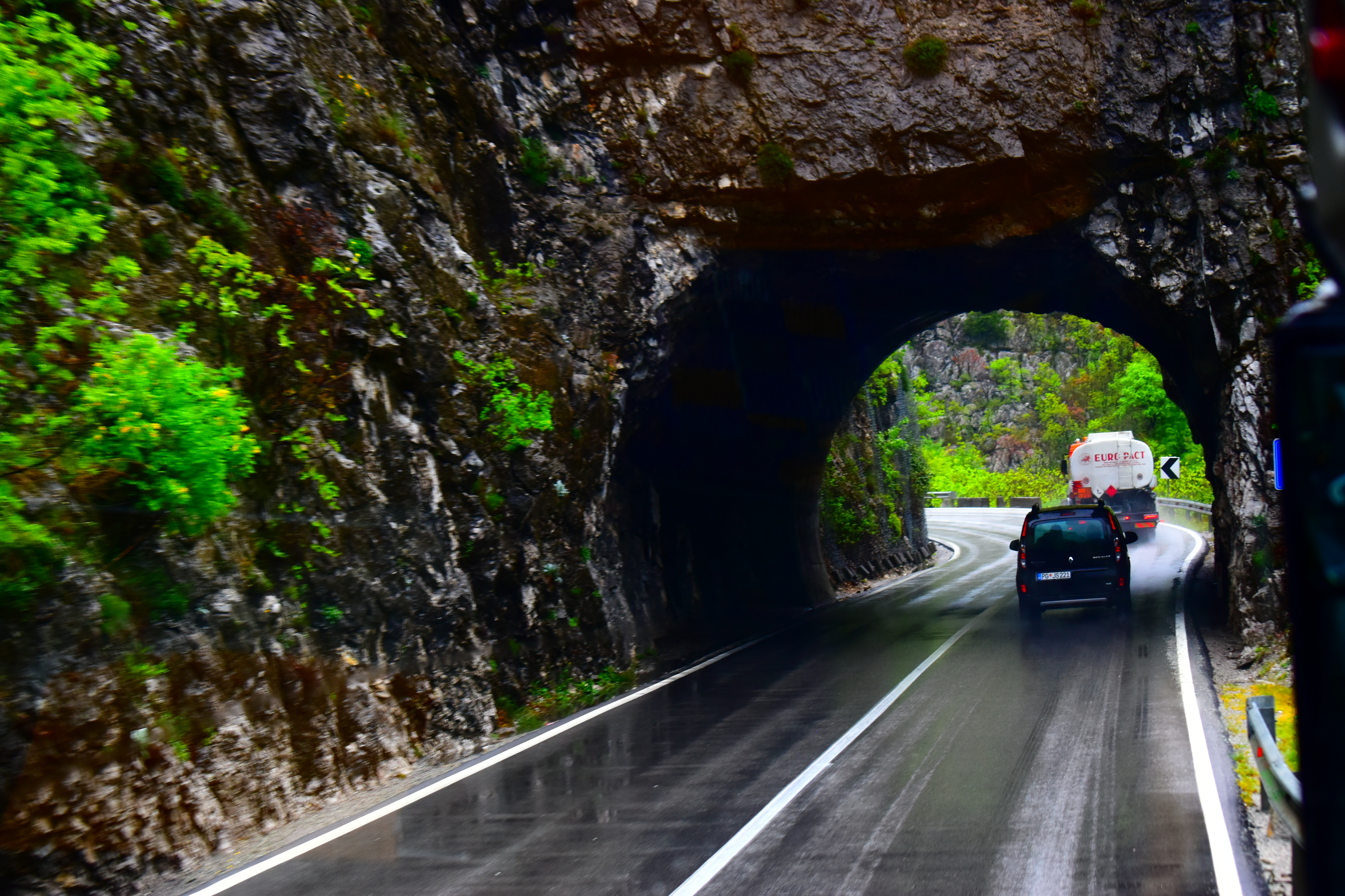 STANJE NA PUTEVIMA: Neophodna opreznost na mnoga mjesta izlivanje bujičnih voda