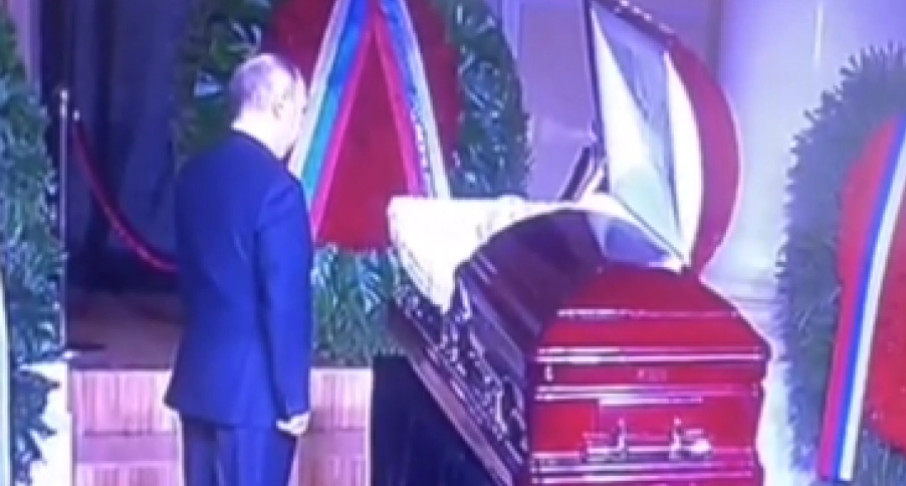 BUKET CRVENIH RUŽA I DUBOKI NAKLON Putin se oprostio od Žirinovskog!