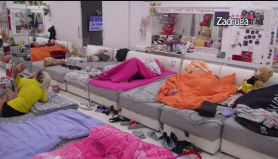 PLJUVAČINA, PA VRELA AKCIJA! Marko i Viki pred cimerima zatresli krevet! (VIDEO18+)