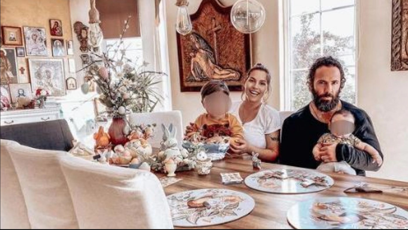 UČE SE TRADICIJI OD MALIH NOGU! Seki sinovi pomažu da ofarba jaja! (FOTO)