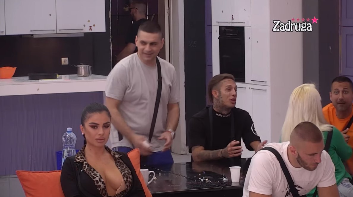 MILJANA NASKAČE NA ZOLU, BEBICA TVRDI DA NJEGA VOLI! Zadrugari u nevjerici, opsadno stanje za crnim stolom! (VIDEO)