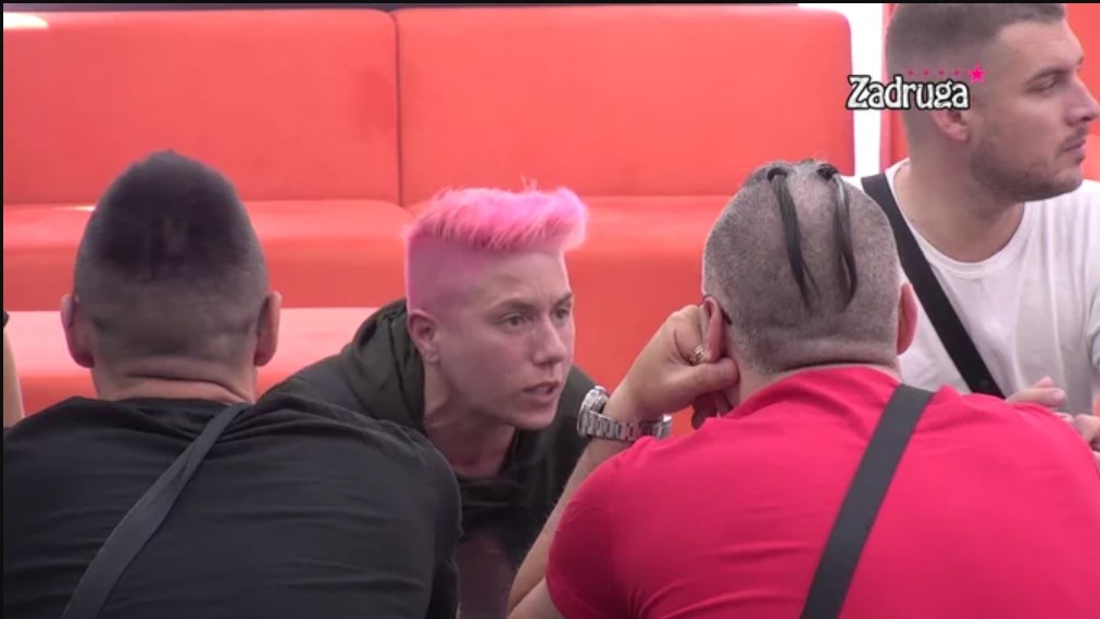 PUKLA TIKVA! Matora urla na sav glas! OSULA PALJBU PO DALILI! (VIDEO)