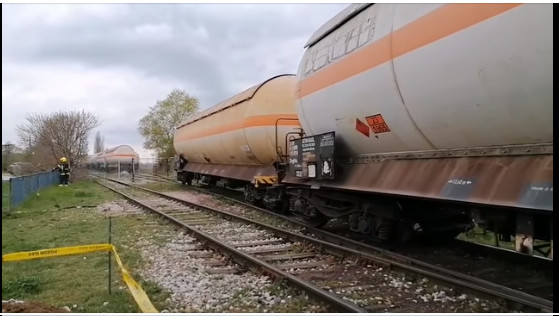 CISTERNA SA GASOM ISKOČILA IZ ŠINA U BLIZINI PUMPE: Vatrogasci na mjestu nezgode (VIDEO)