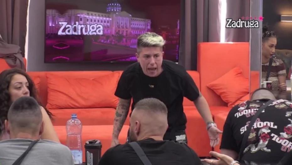 DRUŠTVENE MREŽE GORE Matora sipa tablete u piće?!(VIDEO)