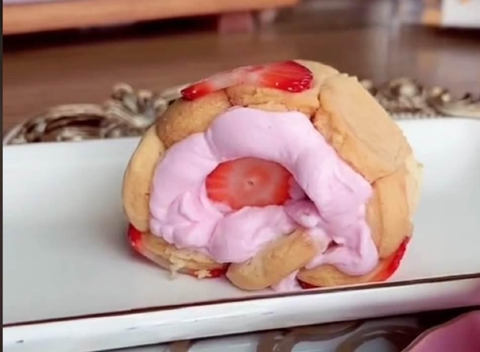 OSVJEŽAVAJUĆI KOLAČ SA PIŠKOTAMA I JAGODAMA