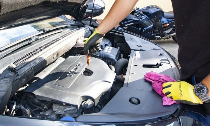 MAJSTORI OTKRIVAJU: Koliko često treba MIJENJATI ULJE u motoru i šta zapravo znače LAMPICE na instrument tabli