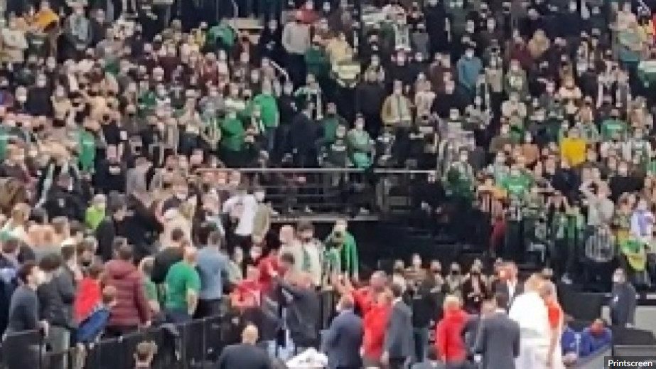 HAOS U KAUNASU Ovako su navijači Crvene zvezde izbačeni iz dvorane! (VIDEO)