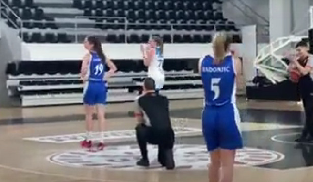 NESVAKIDAŠNJI DOGAĐAJ Sudija  zaprosio košarkašicu u toku finalnog meča