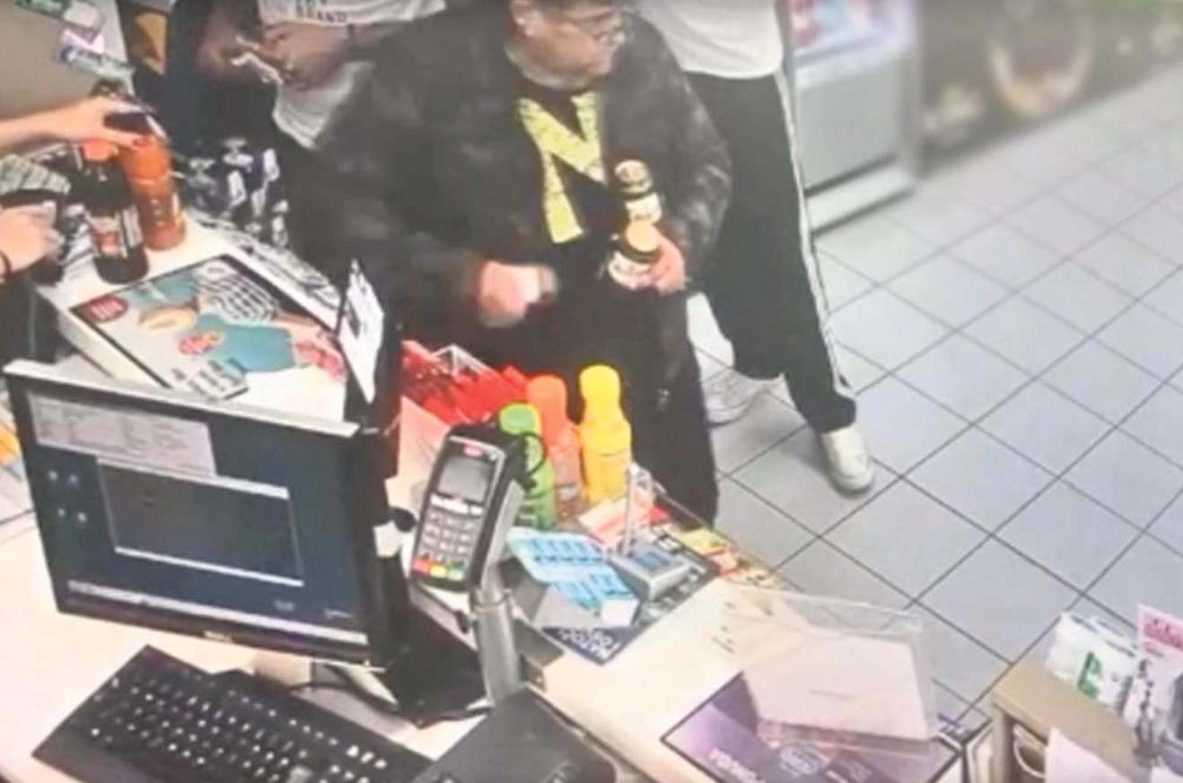 ŠOK! POZNATI PJEVAČ UHVAĆEN U KRAĐI! Maznuo mobilni telefon na pumpi! (FOTO)