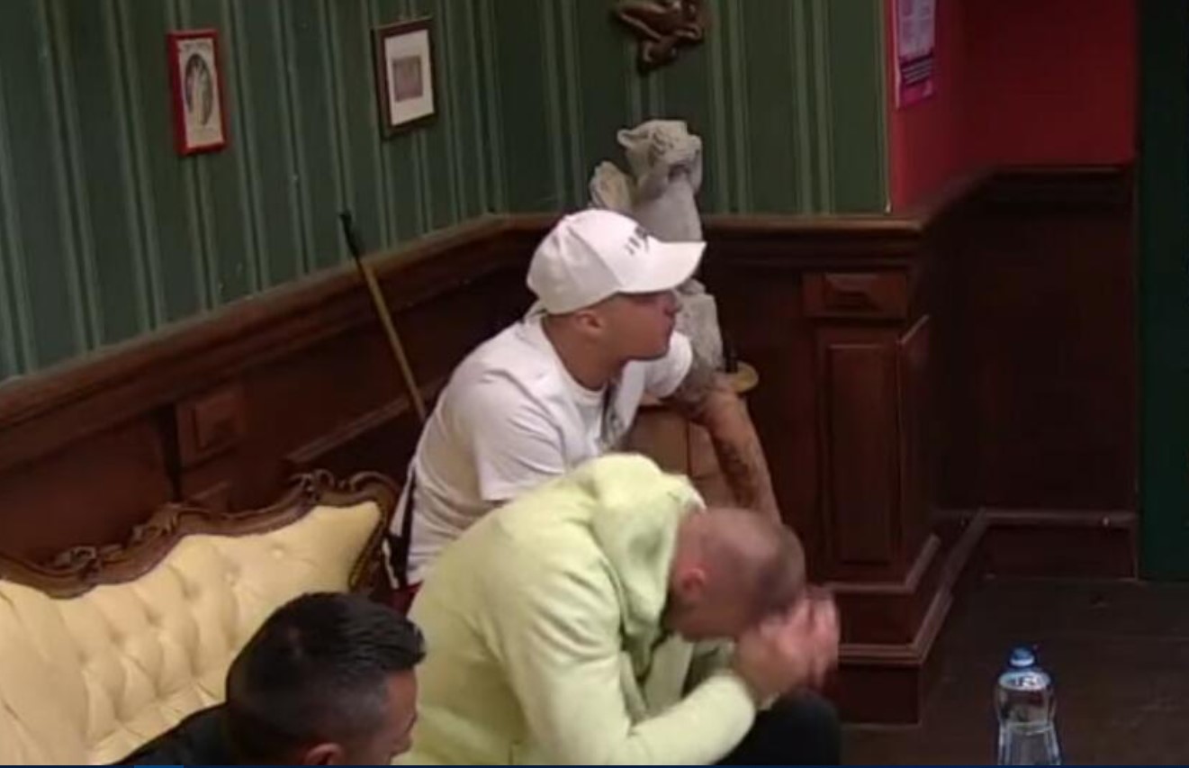 MENSUR U DELIRIJUMU! LOMI SVE PO BIJELOJ KUĆI ZBOG MINE I MILICE! (VIDEO)