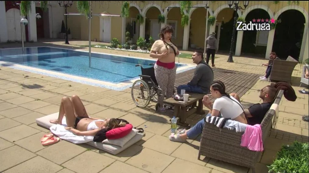MIKSI PLEJBOJ ZEČICA! Pokazala obline, pa najavila HAOS! (VIDEO)