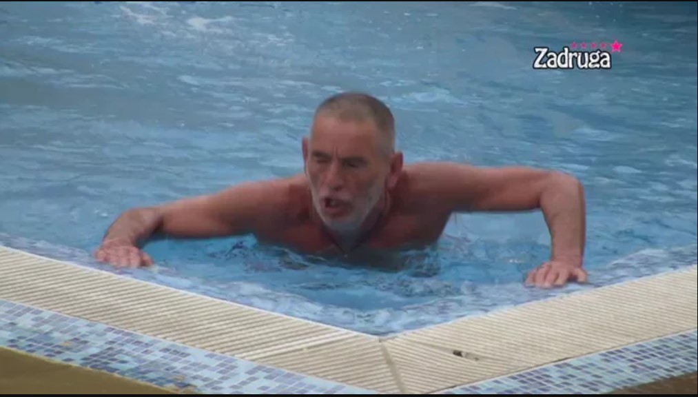 A ŠTA MOŽE ZIMA NJEMU! Lepi Mića pliva kao usred ljeta! (VIDEO)