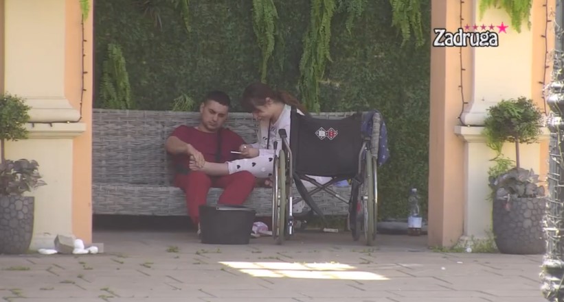 SADO-MAZO BEBICA! Miljana ga teroriše, on njoj masira NOGICE! (VIDEO)