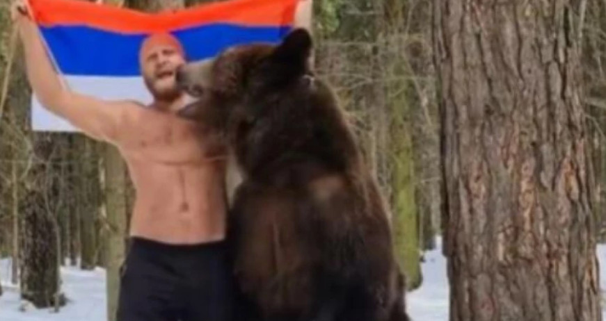 RUS ODUŠEVIO SRBE: Raširio srpsku zastavu pa zapjevao "Bože pravde" - društvo mu pravi MEČKA (VIDEO)