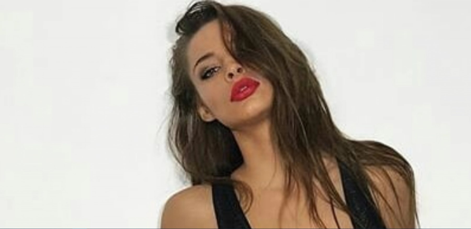 STARLETA SE GOLA VALJA PO PODU! U jeku hapšenja zbog ELITNE PROSTITUCIJE objavila snimke! (FOTO)
