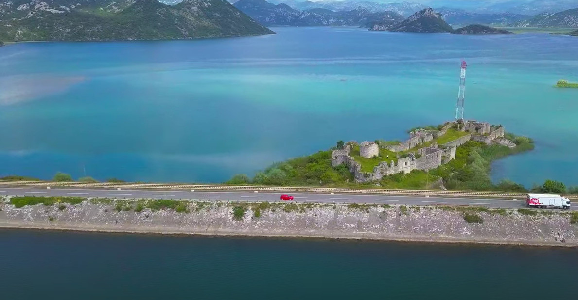 VEZALI PAKETIĆE DROGE ZA DRON! Probali da prokrijumčare marihuanu preko Skadarskog jezera, pa ih uhvatili (FOTO)