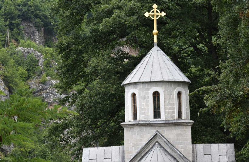 SRAMNO! Ukraden pozlaćeni krst i novac iz crkve