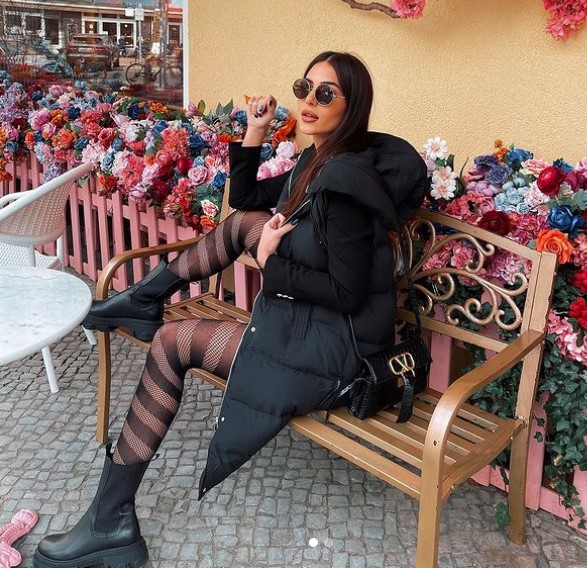 VAMP ANASTASIJA! Cecina ćerka objavila fotke u mrežastim čarapama, pa zapalila Instagram! (FOTO)