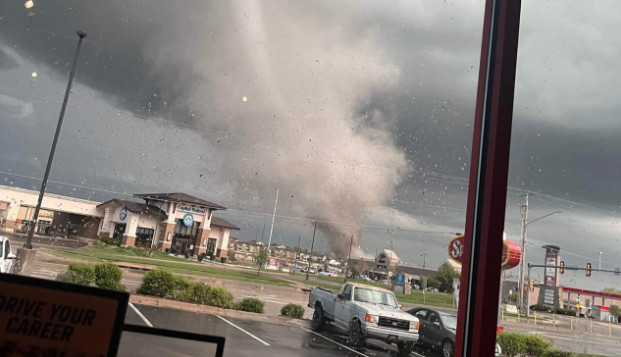 TORNADO U KANZASU Letjeli krovovi, uništeno na desetine zgrada i automobila (FOTO/VIDEO)