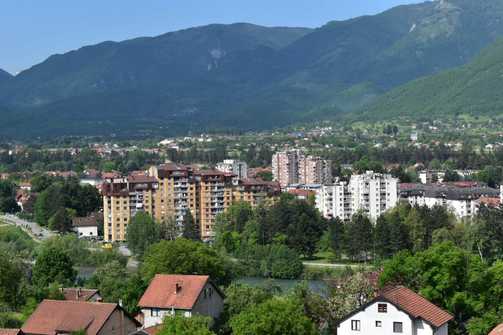 LADICA ĐINĐUVA PO TRGU PROSUTA Veče pjesme i vina na Njegoševom trgu (FOTO)