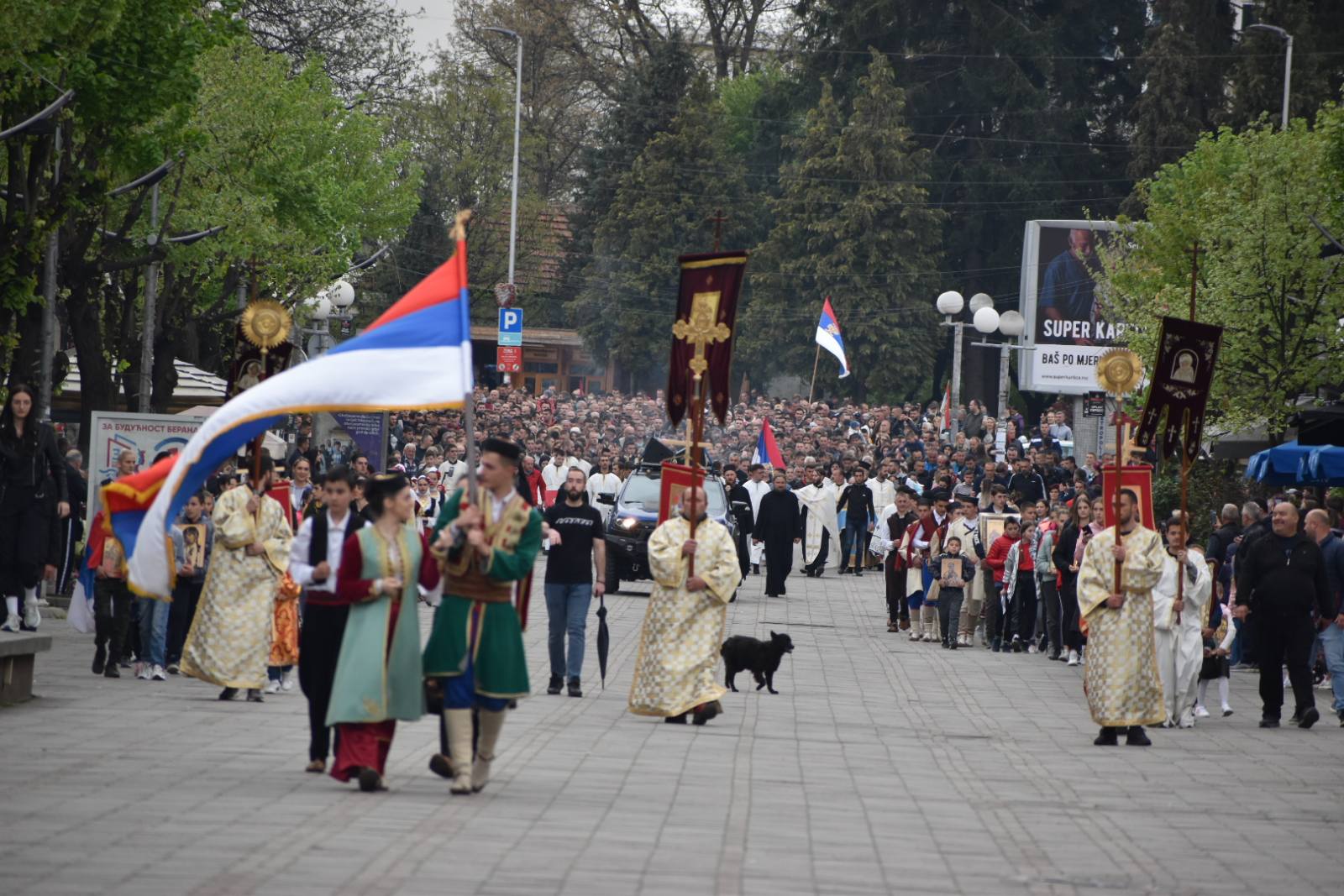 VJERNI NAROD PROSLAVIO SLAVU MANASTIRA ĐURĐEVI STUPOVI: Tradicionalna svenarodna litija (FOTO/VIDEO)