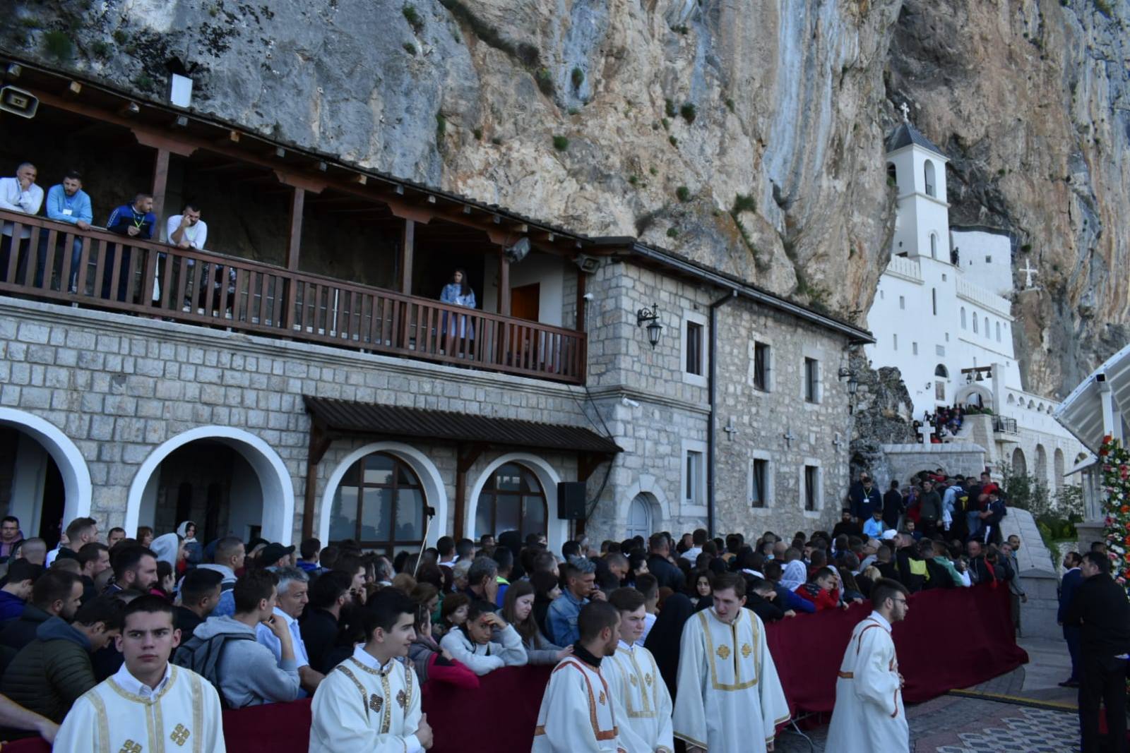 NA HILJADE VJERNIKA DOČEKALO JE JUTRO POD MANASTIROM OSTROG (FOTO/VIDEO)