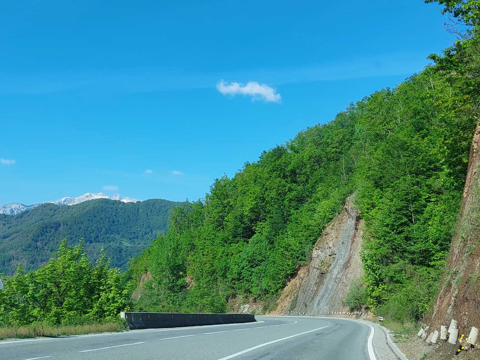 STANJE NA PUTEVIMA Saobraćaj se odvija po suvim kolovozima i uz dobru vidljivost