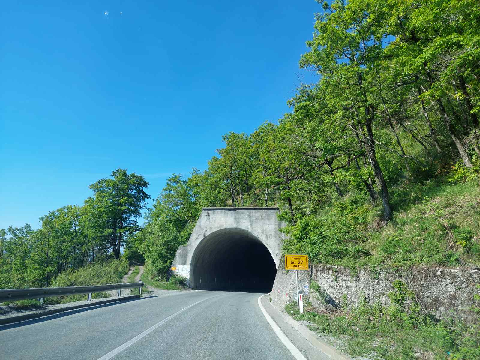 STANJE NA PUTEVIMA Saobraća se po pretežno suvim kolovozima