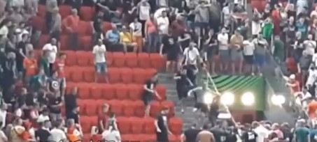 HAOS U TIRANI Brutalna tuča navijača (VIDEO)