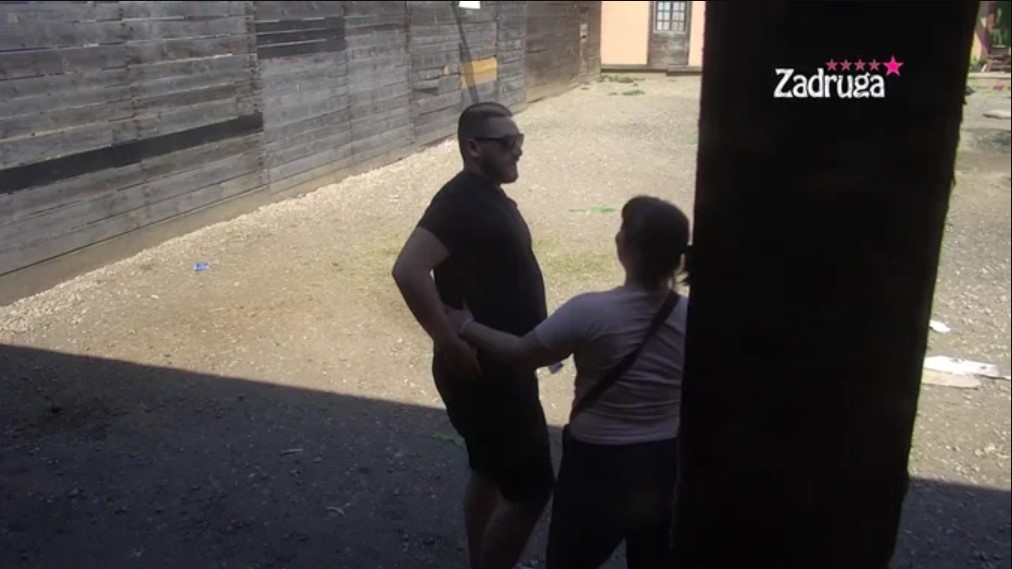 ZOLA I MILJA IGRAJU ŽMURKE! Bebica ne zna šta ga je snašlo! (VIDEO)