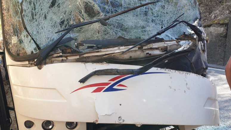 NOVE INFORMACIJE Isplivale prve fotografije SLUPANOG autobusa punog studenata iz KiM!