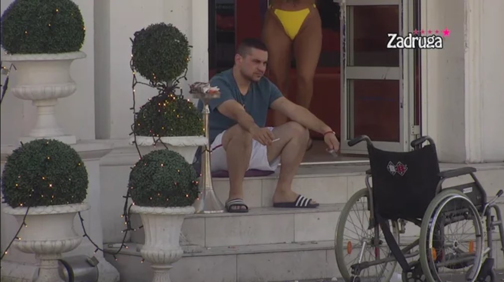 OSTALA MU SAMO INVALIDSKA KOLICA! Bebica se osamio, pa pati za Miljom! (FOTO/VIDEO)