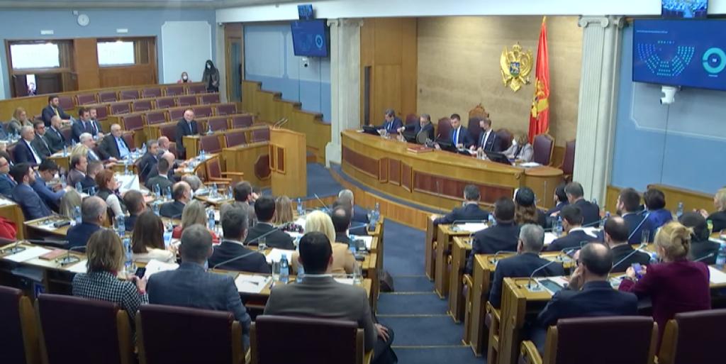 UPLAŠILI SE SUDA NARODA  Poslanici odložili lokalne izbore za jesen (VIDEO)