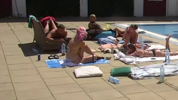 DEJAN ĆE IZGORETI OD LJUBOMORE! Aleks obukla minijaturni kupaći, pa UŽIVALA u priči sa Anđelom! (VIDEO)