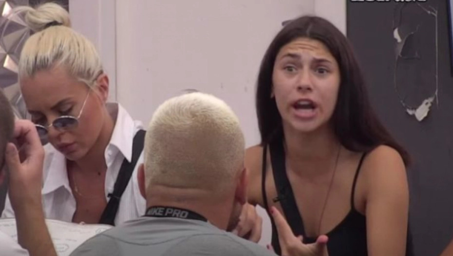 PLAĆENA JE DA SPAVA SA DEČKOM SVOJE DRUGARICE! Milica Veselinović optužila Anu da se bavi najstarijim zanatom, rivalke nisu birale riječi (VIDEO)