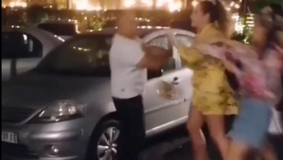 DRAMA U BEOGRADU Djevojka tuče starijeg muškarca, on pokušava da pobjegne (VIDEO)