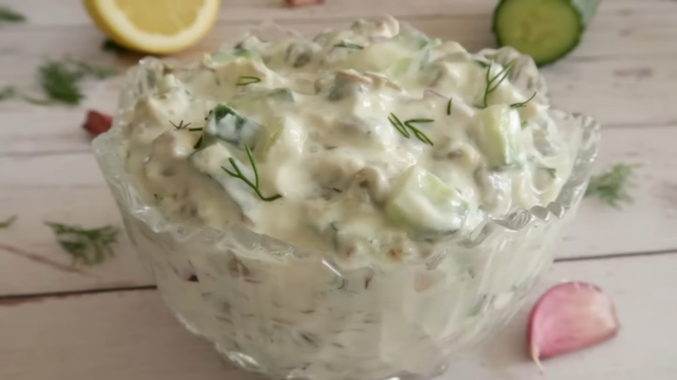 OSVEŽAVAJUĆA SALATA SA KRASTAVCEM: Originalna, ne košta puno, brzo se pravi (VIDEO)