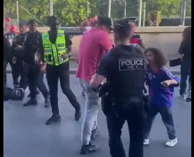 STRAVIČNE SCENE ISPRED STADIONA Navijači napravili haos, policija koristila suzavac (UZNEMIRUJUĆ VIDEO)
