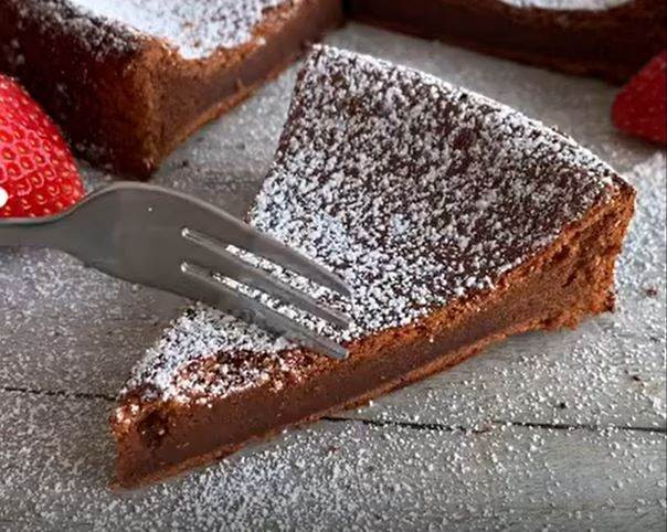 ČOKOLADNA TORTA OD 2 SASTOJKA: Pravi se za tili čas (VIDEO)