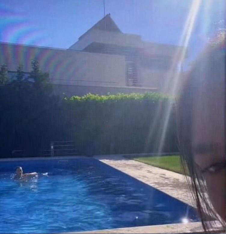 VRELO IZDANJE ĐINE DŽINOVIĆ! Harisova ćerka se RAZGOLITILA NA PRIVATNOM BAZENU! (FOTO)