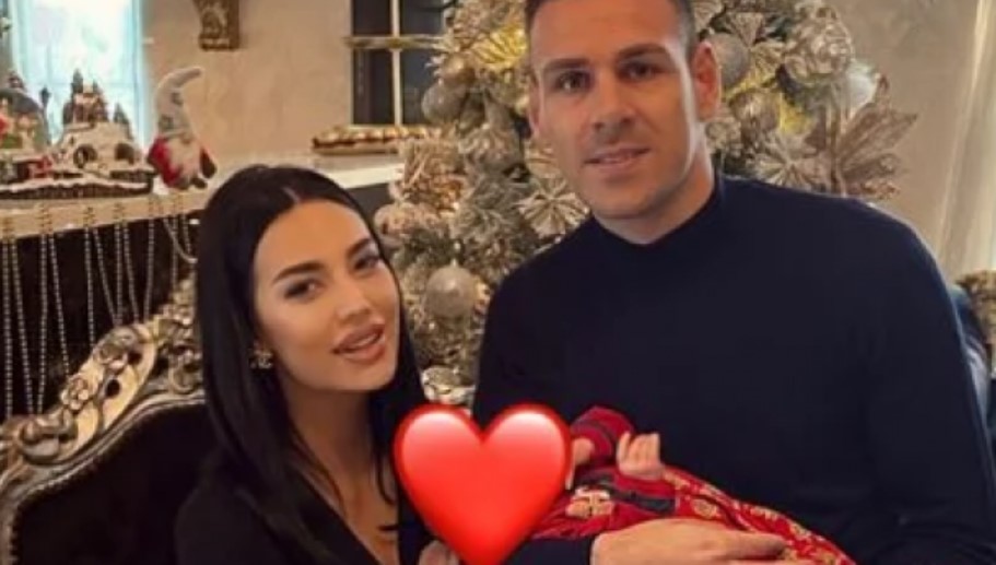 KAĆA SA BEBOM BODRILA MUŽA! Mala Katja odmalena navija za CRVENU ZVEZDU! (FOTO)
