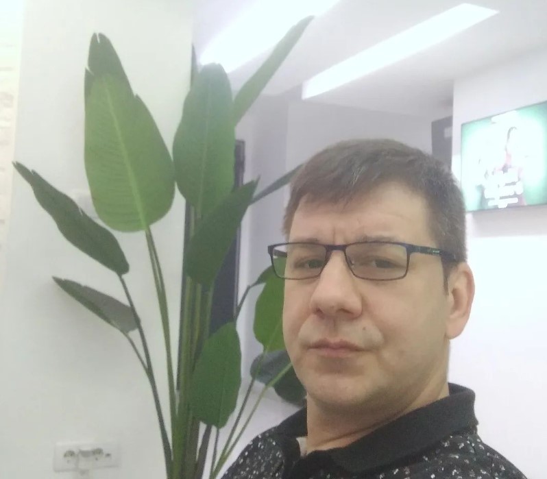 POLICIJA ODVELA IVANA MARINKOVIĆA U LAZU! "Vezali su mu lisice i izveli ga u gaćama!"