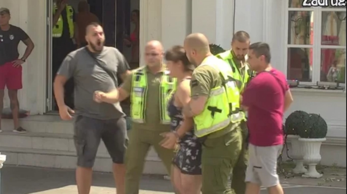 MILJANA SUZE LIJE NA PUMPI U ŠIMANOVCIMA! Bebica pored nje ĆUTI KAO ZALIVEN!
