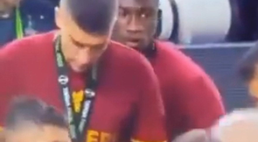 INCIDENT U TIRANI Igrač Rome udario saigrača dok je trajala proslava titule (VIDEO)