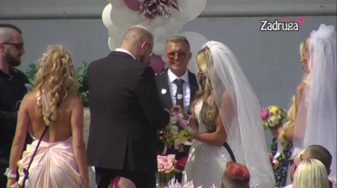 ODRIČEM SE SVEGA, POSTAJEM CARICA Dalila i Filip izgovorili sudbonosno da, Dejan guta knedle tokom ceremonije venčanja