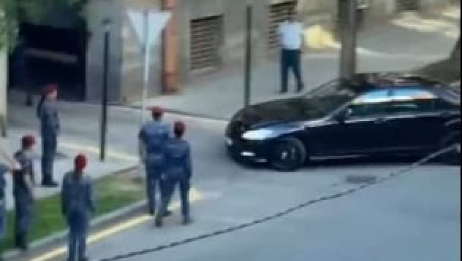 ĐUKANOVIĆ MORAO NA ZADNJI ULAZ: Demonstranti probili kordon policije u Jerevanu