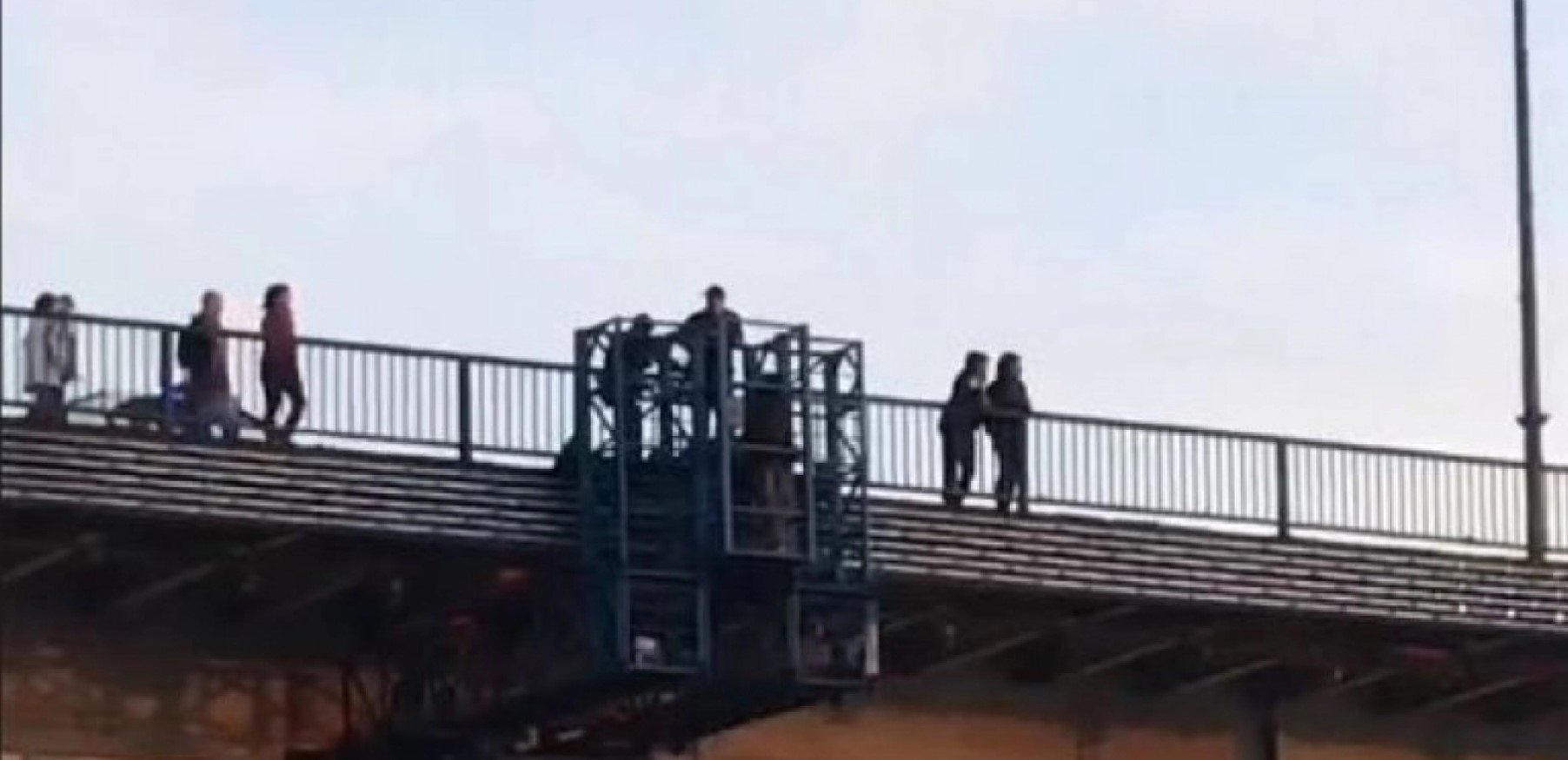 MUŠKARAC HTEO DA SKOČI S MOSTA! Za dlaku sprečena TRAGEDIJA!