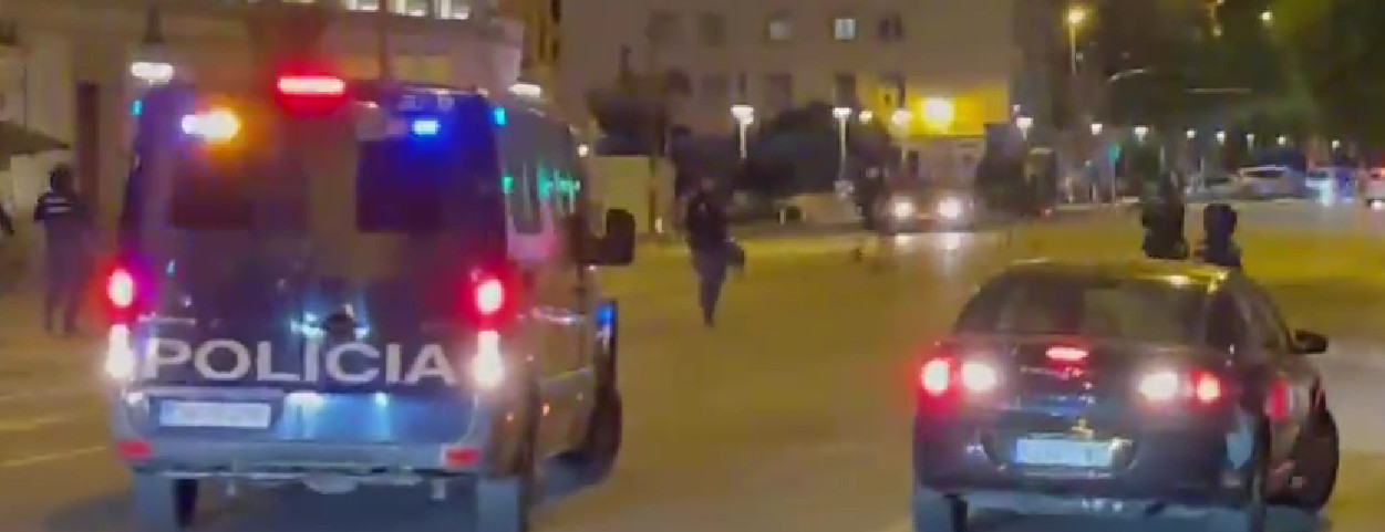 NEMIRI U SEVILJI Tuča navijača Ajntrahta i Rendžersa pred veliko finale (VIDEO)